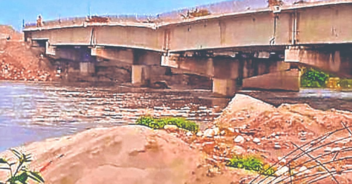 Bihar: Found sinking of the bridge being built on the Mechi river between Thakurganj-Bahadurganj, doubts among people about the quality