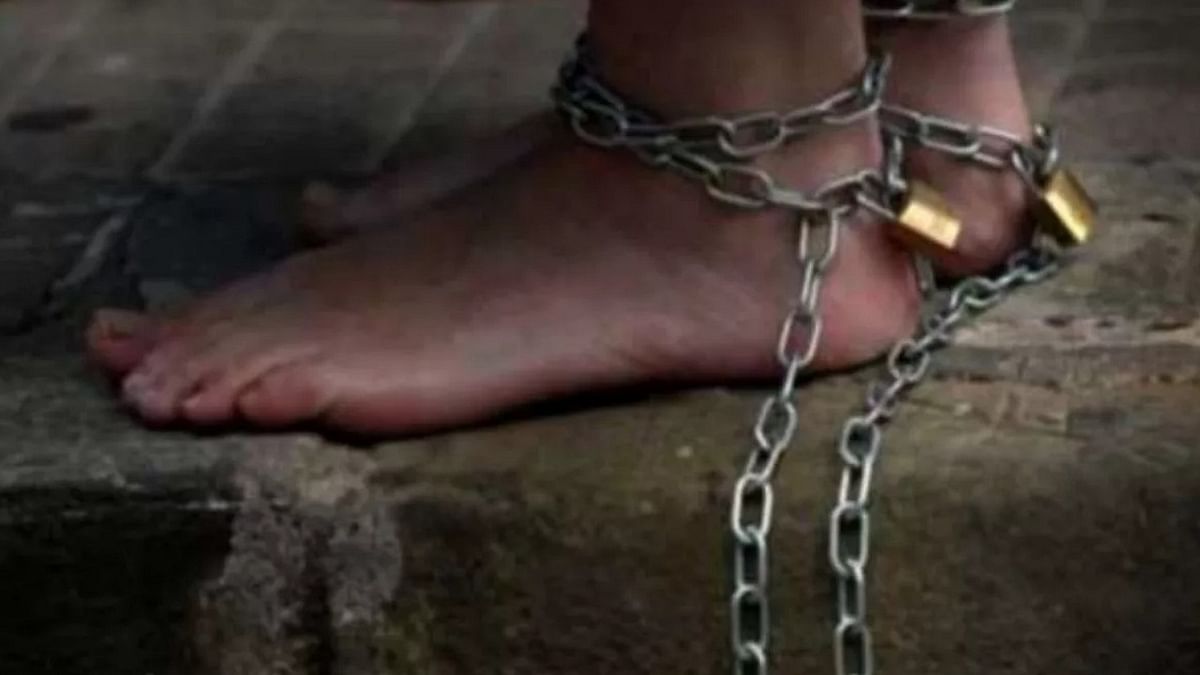 Bihar: In a sweet shop, the child was being tied with a chain, the police freed him