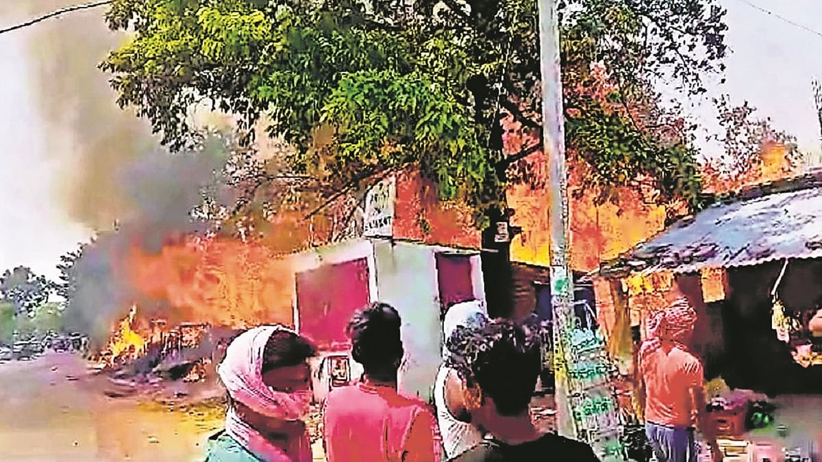 Bihar: One and a half dozen houses burnt due to fire during cooking in Vaishali, cylinder blast in tea shop in Munger