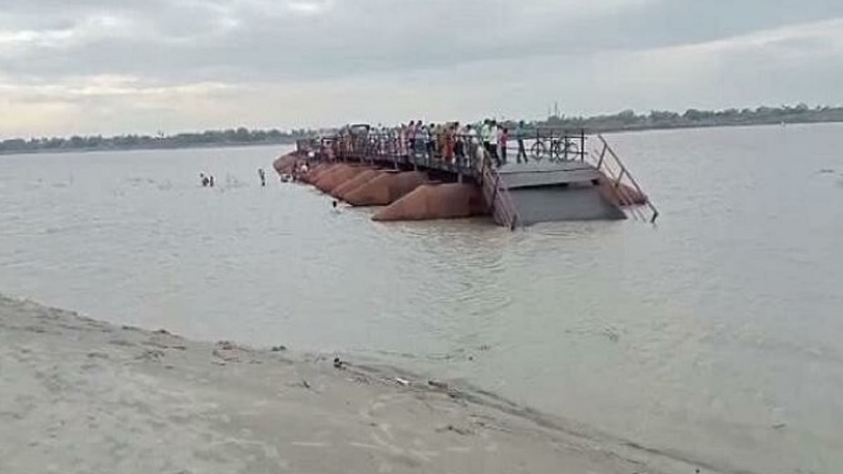 Bihar: Pipa bridge washed away in river Ganga in Raghopur, large population lost contact with Hajipur by road