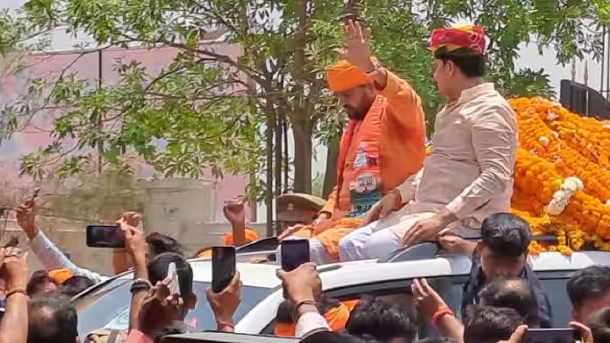 Brijbhushan Sharan Singh's show of strength in Gonda, showed his strength by rallying in Kaiserganj, welcomed at various places