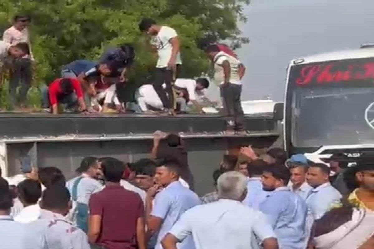 Bus full of employees of Yamaha Company overturned in Noida, many seriously injured in the accident