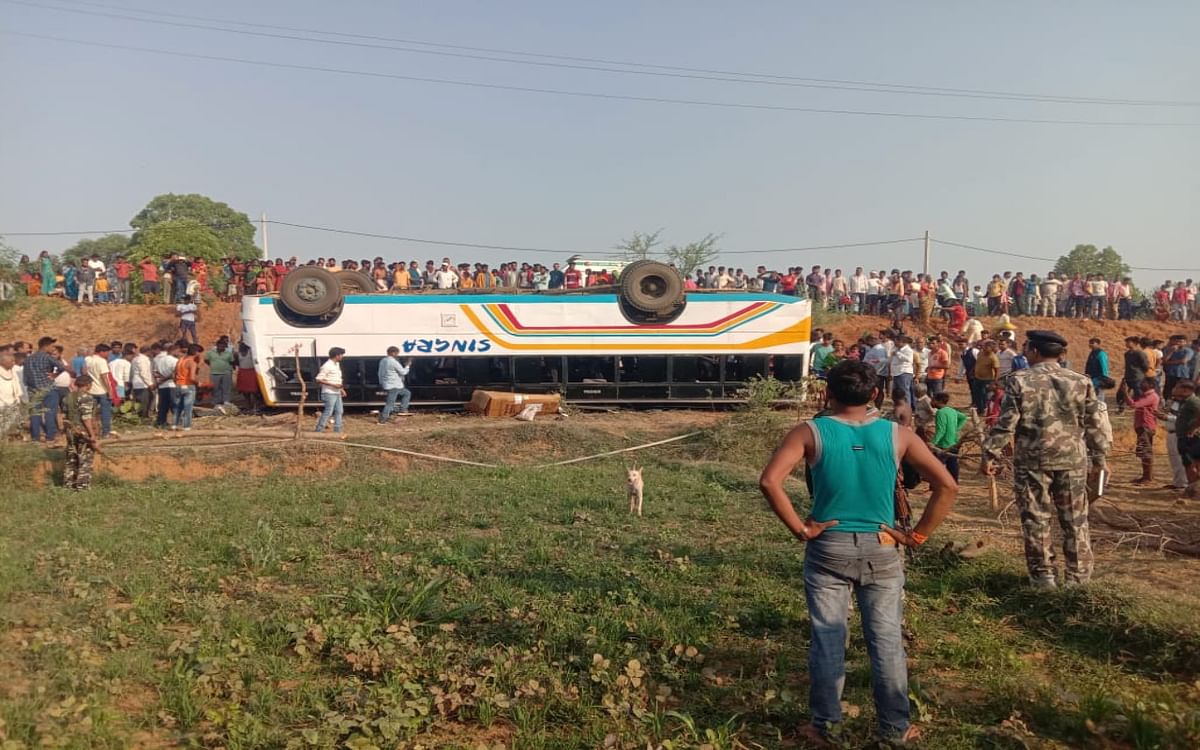 Bus full of passengers overturned in Garhwa, 22 people injured