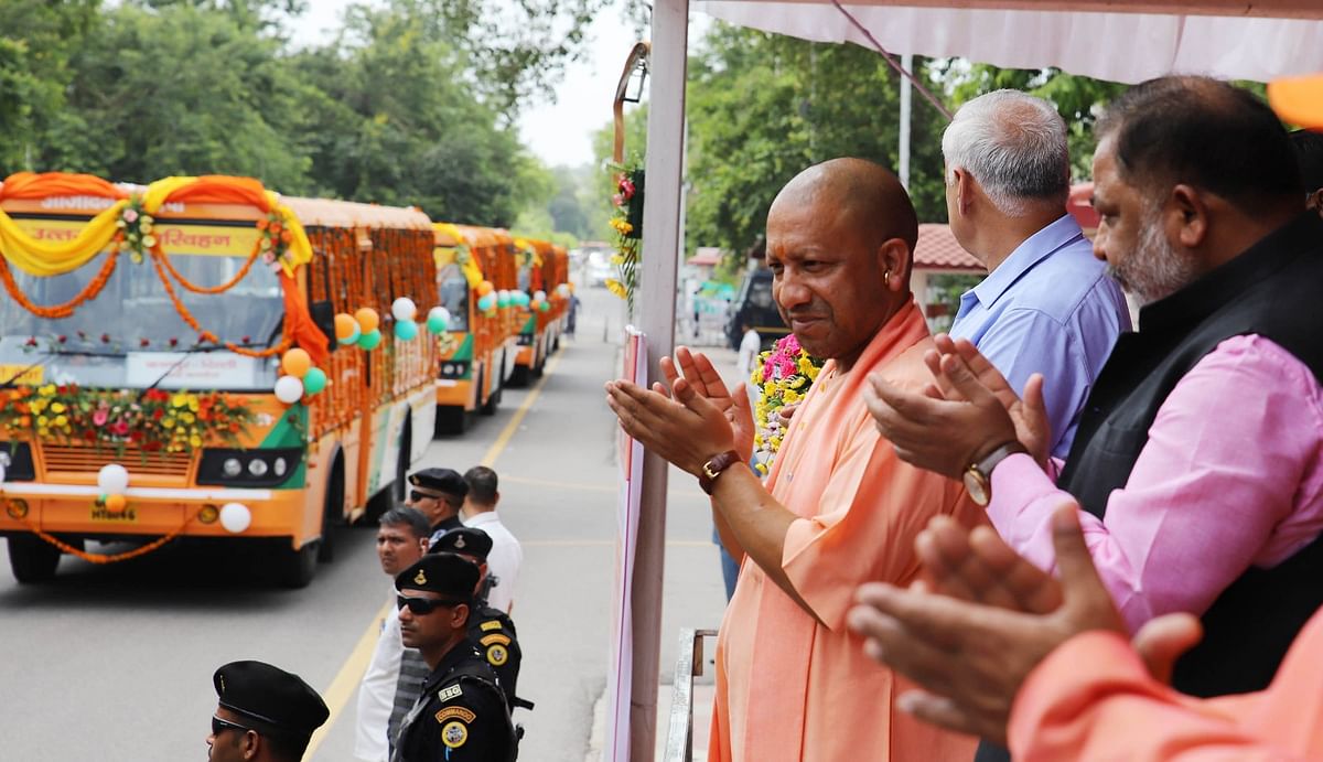 CM Yogi flagged off 100 new buses, know from which districts how many buses will run