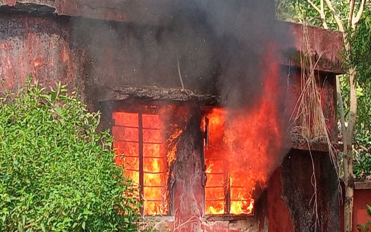 Fierce fire broke out in the old building of Primary Health Center of Dhanbad, property worth thousands burnt to ashes