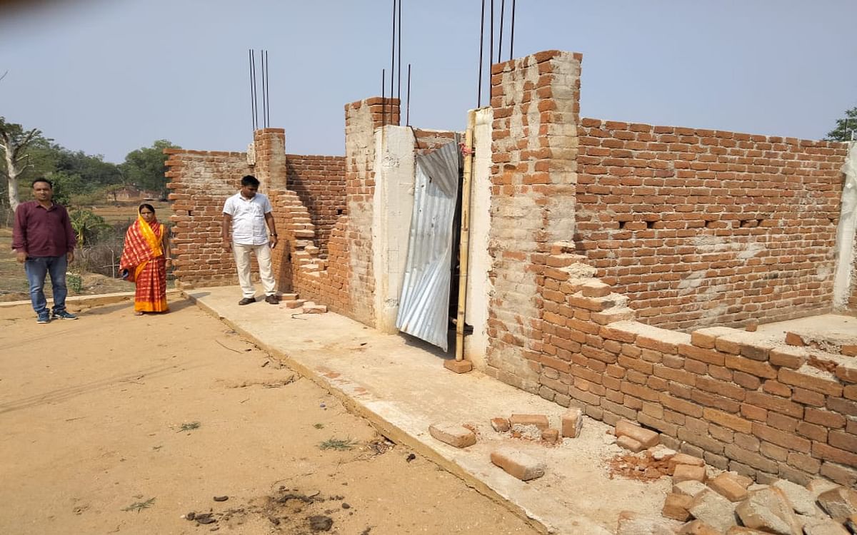 Giridih: An elephant separated from the herd created a ruckus in Birni block, damaged the walls of houses and ate grains