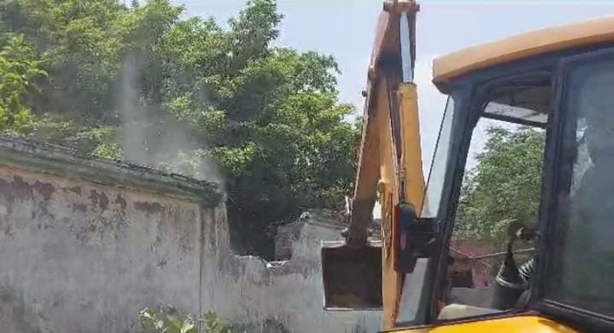 Gorakhpur: Administration's bulldozer on illegal possession of Mafia Vinod Upadhyay