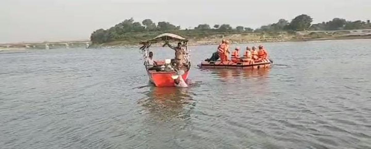 Gorakhpur: Bholu drowned while taking bath in Rapti river, two teenagers who went to save him also drowned, one's body recovered, rescue continues