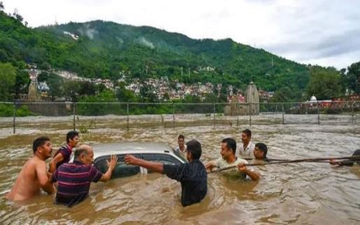Himachal Pradesh: Sudden flood due to heavy rains, many vehicles washed away in Mandi, landslides at many places