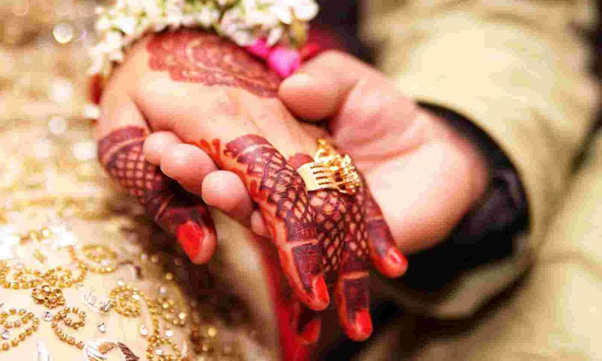 In Ballia, the mother of two children got married with her lover, escaped after rejecting her husband and innocent children.