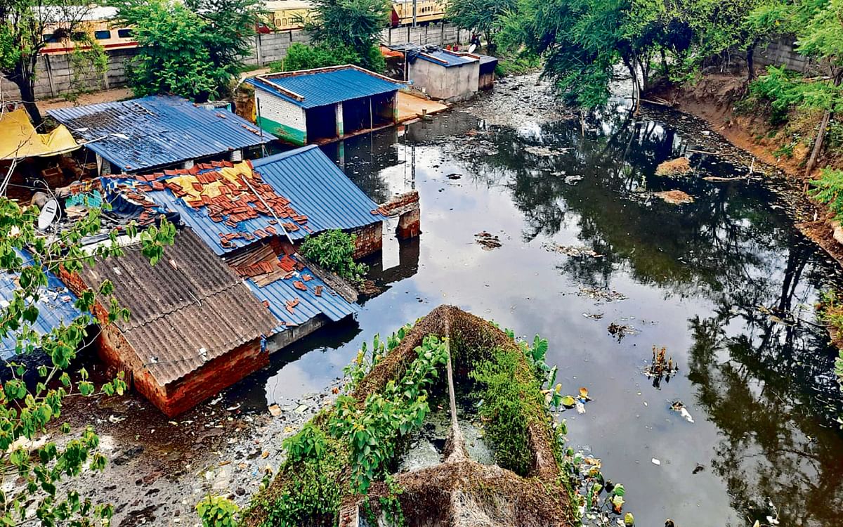 Jamshedpur's Makdampur is in trouble due to the first rains of the monsoon, drain water entered the houses