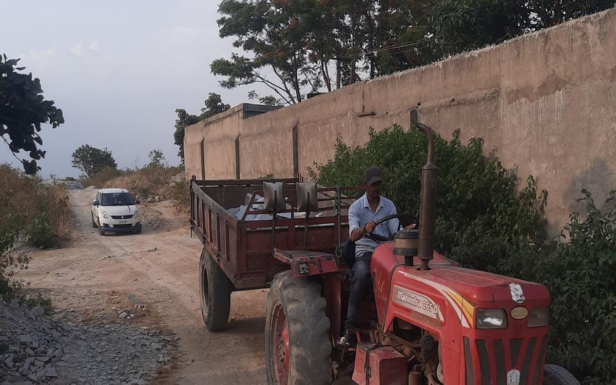 Jharkhand: Illegal stone mining is in full swing in Khunti, boulder laden tractor seized, case registered against 13 people
