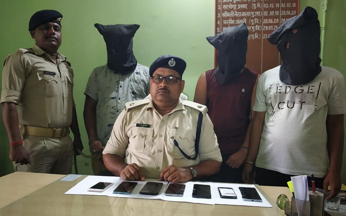 Jharkhand: Three cyber accused arrested, seven mobiles and 15 fake sim cards seized, police found 71 crime links across the country