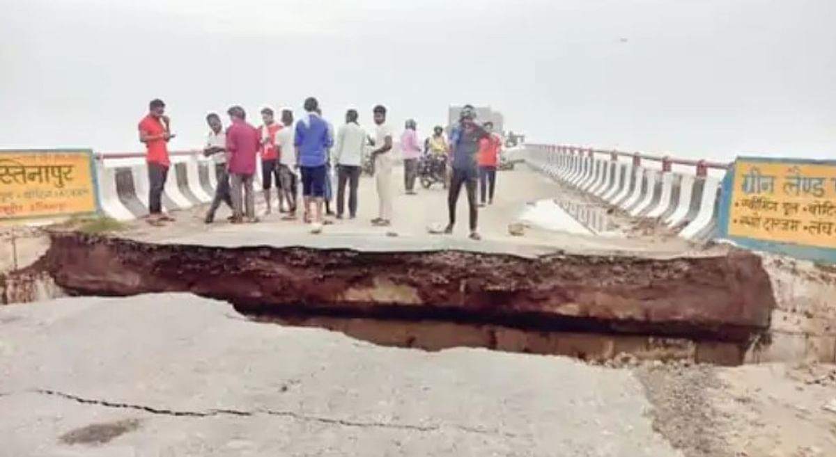 Meerut: Approach road of Bhimkund Ganga bridge in Hastinapur washed away in water, vehicular traffic stopped