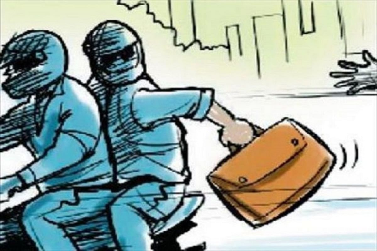 Meerut: Robbers dressed in police uniform boarded a roadways bus in the name of checking, looted gold worth two lakhs from a bullion businessman