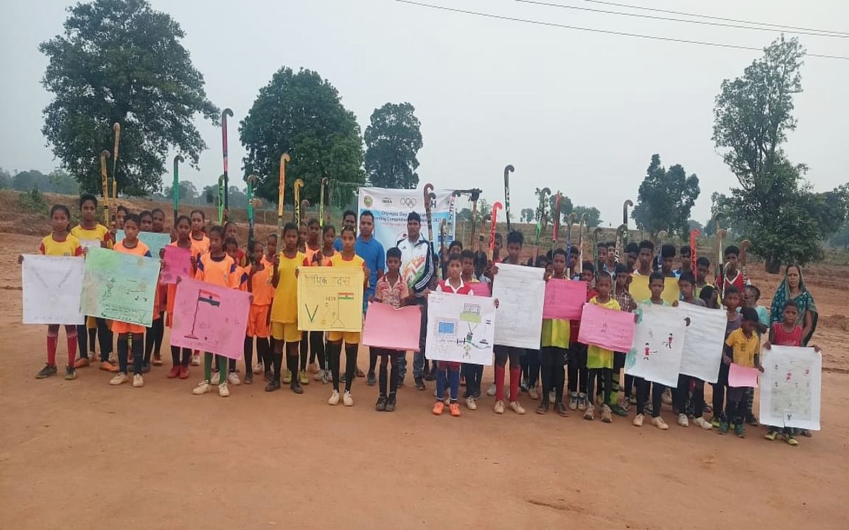 On the occasion of International Olympic Day, Hockey Simdega organized a painting competition in a remote area of ​​Kurkura.