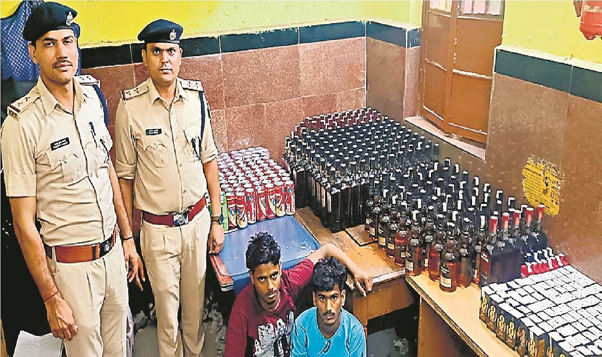 Patna: Stone pelting on Swatantrata Sangram Express to rescue liquor smugglers, police chased, two smugglers arrested