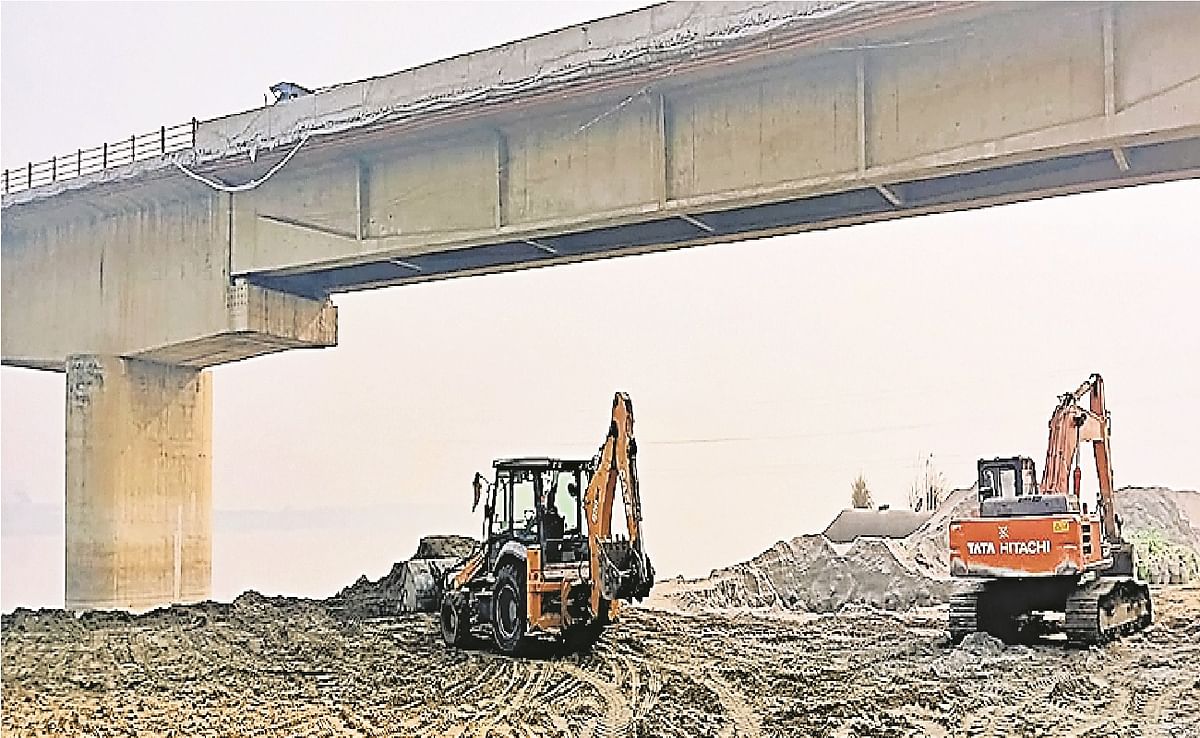Preparations for construction of bridge on river Ganga parallel to Vikramshila Setu in Bhagalpur started, goods being unloaded at the site