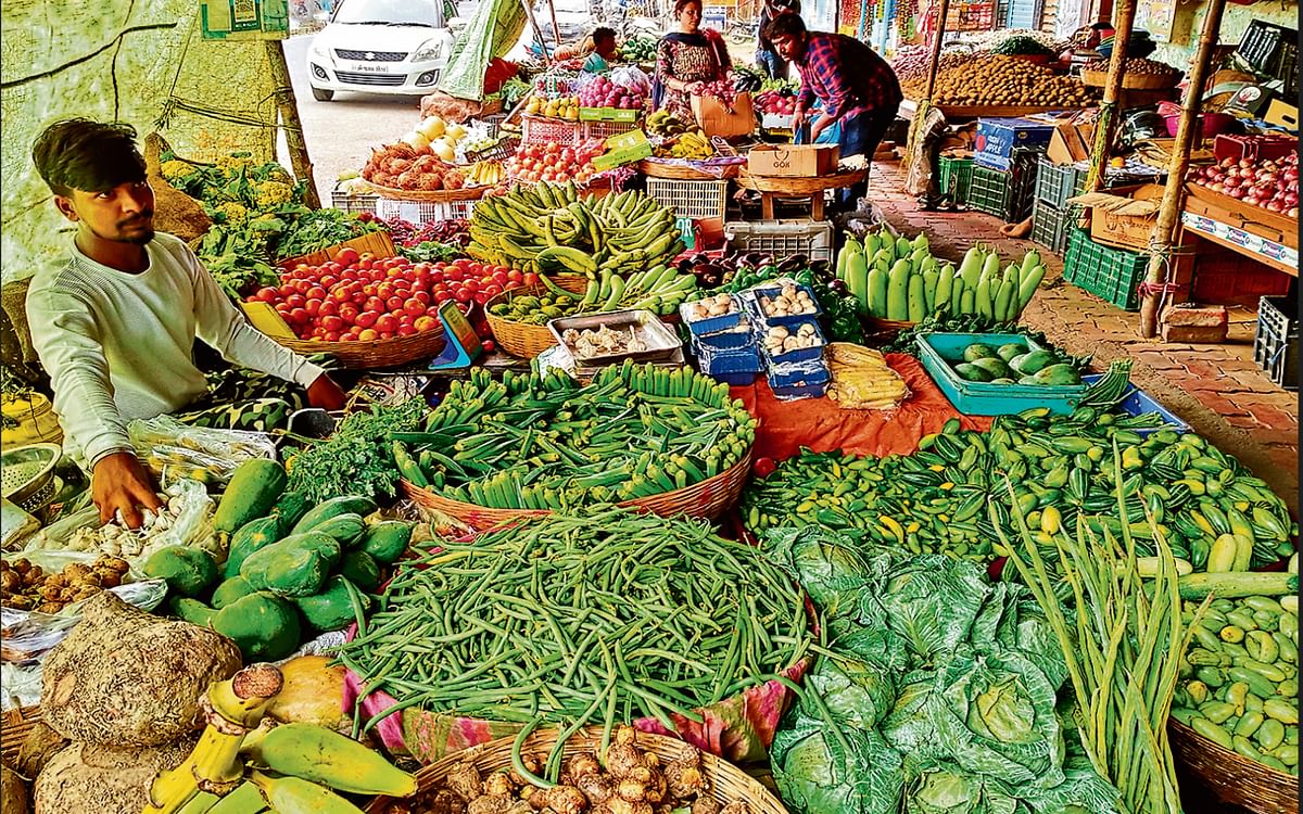 Price of green vegetables skyrocketing in Jharkhand, tomato 120, then brinjal is sold at Rs 60 a kg
