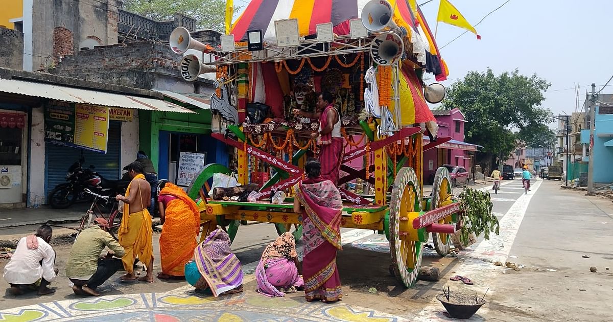 Rath Yatra: Lord Jagannath spent the night with his siblings on the chariot, will reach Gundicha temple in the evening