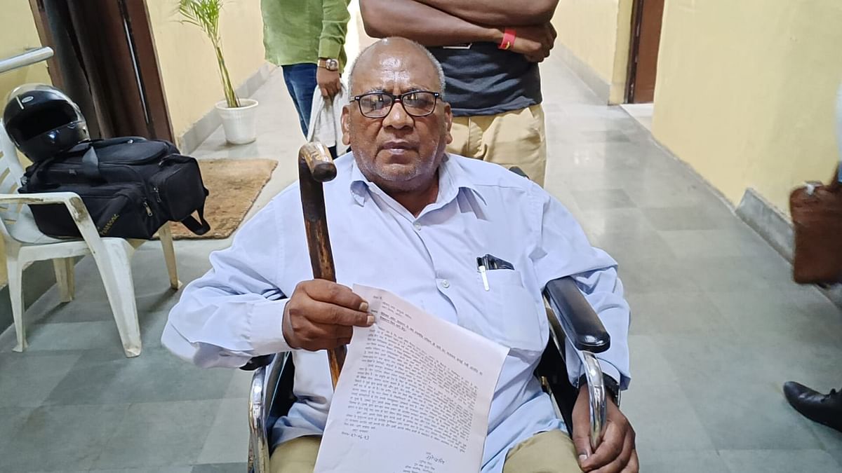 Retired sweeper arrived in Agra to demand euthanasia from the commissioner, accused the accountant of stopping the medical claim