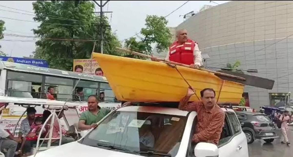 SP MLA's unique performance, sitting in a boat on top of a car to protest against the government due to waterlogging in Kanpur