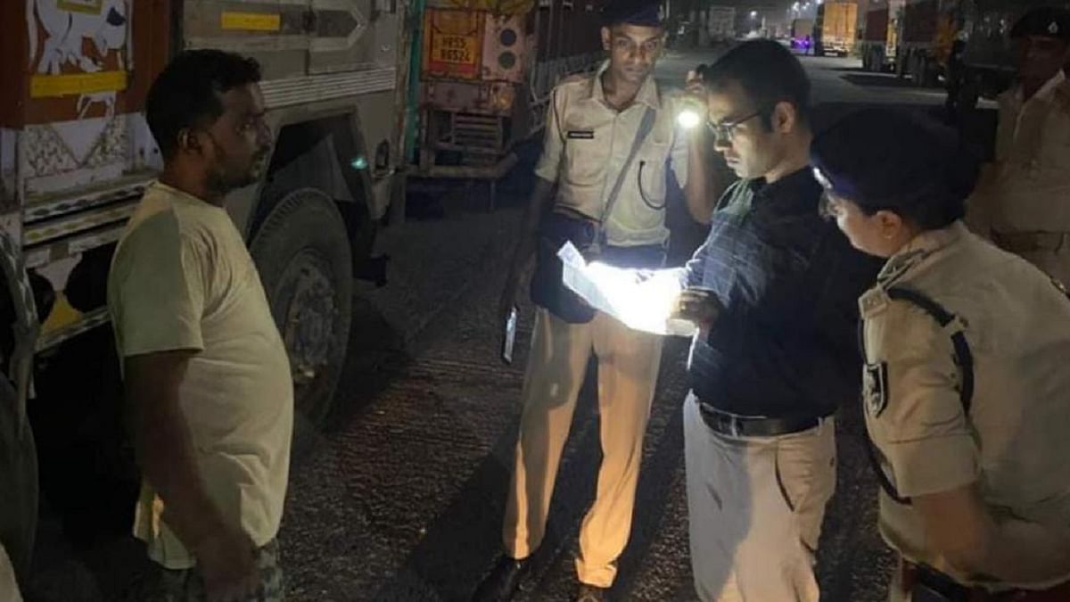 SP arrived at UP-Bihar border in plain clothes at midnight, CCTV camera found switched off, hands and feet of policemen swelled