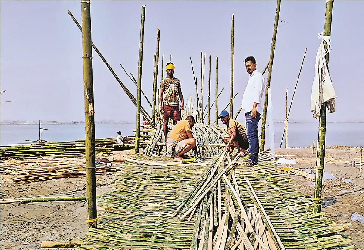 Saharsa: Villagers collected donations and built a safety dam 20 feet high and half a kilometer long.