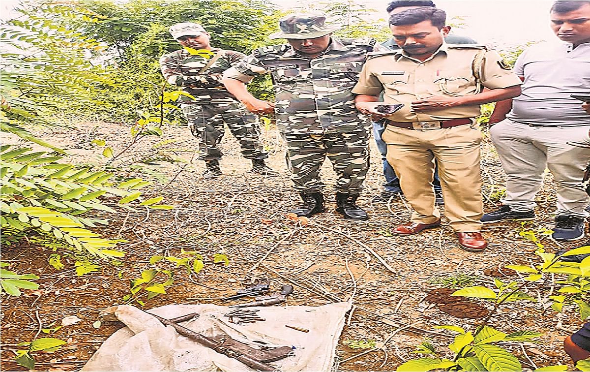 Security forces conducted a search operation in Gaya's Ajnama forest, recovered weapons and cartridges by digging the ground
