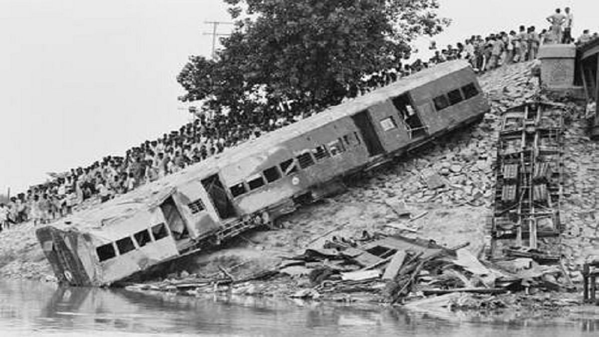 The train accident of 1981 in Bihar, when bogies fell from the bridge and got into the Bagmati river, hundreds of lives were lost