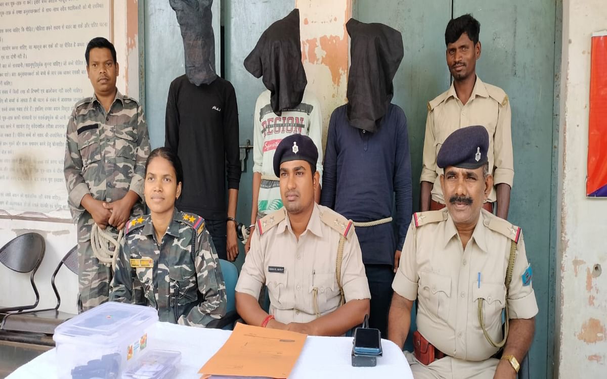 Three criminals arrested for looting passers-by in Lohardaga, weapons recovered