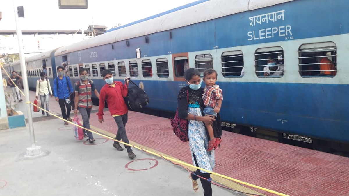 Train News: Two trains were suddenly canceled after cutting tickets on Chhapra-Siwan railway line, passengers created ruckus