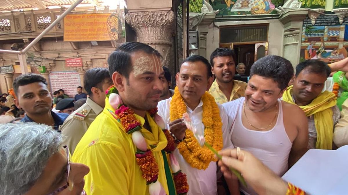 UP News: Tej Pratap Yadav celebrated his father Lalu Yadav's birthday in Barsana, 21 kg cake was cut