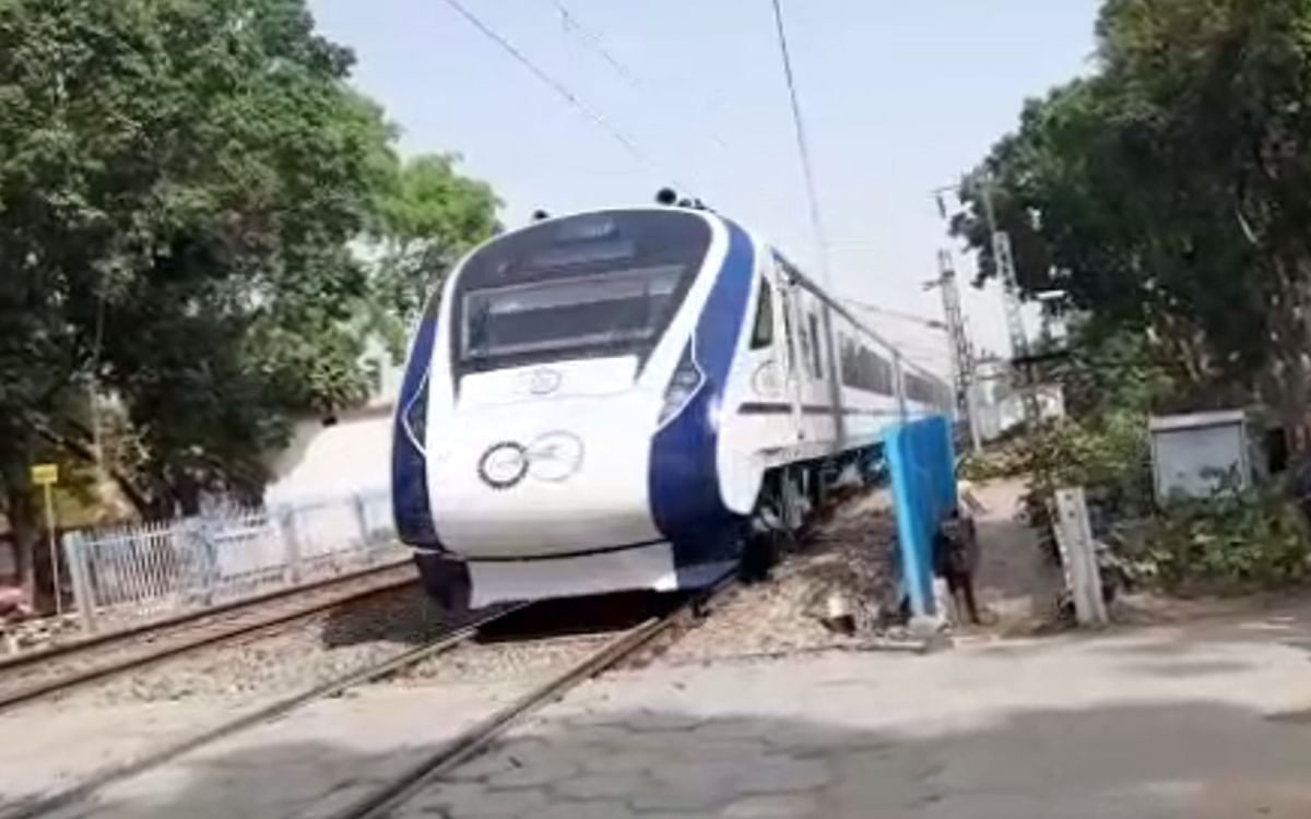 Vande Bharat Express narrowly escaped accident before Koderma while going from Ranchi to Patna, read full news