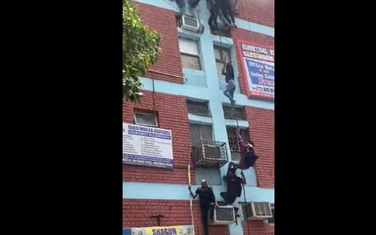 Video: Fire broke out in the coaching center of Mukherjee Nagar, students came out with the help of ropes