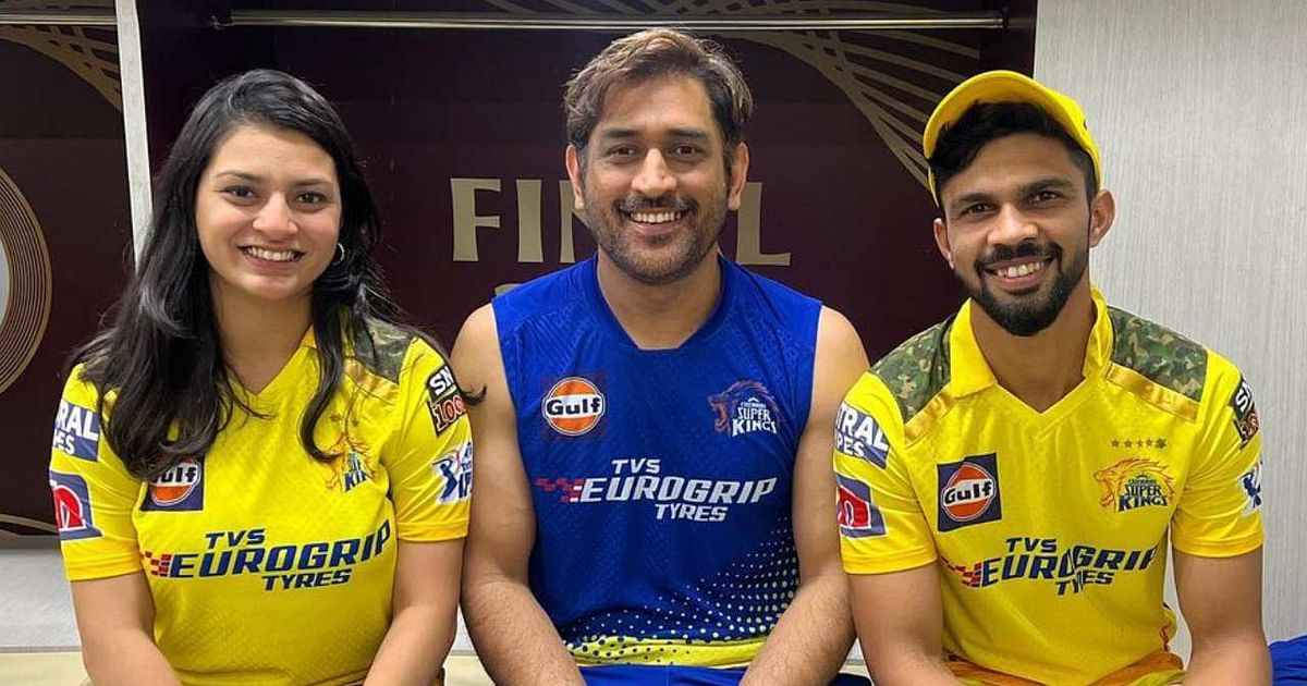 Watch: Ruturaj Gaikwad's fiancee takes blessings by touching MS Dhoni's feet, video goes viral