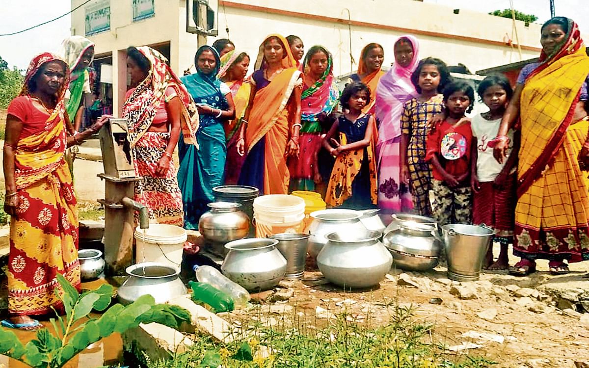 Water scarcity in these two localities of Bokaro, women do Ratjaga