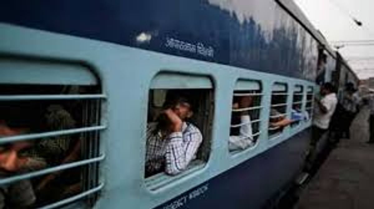West Bengal: Rail service disrupted for one hour due to Bharat bandh of Adivasi Sengel campaign, shops also remained closed