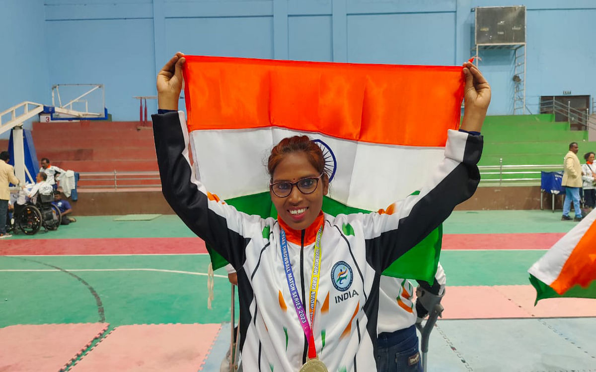PHOTOS: Gumla's Asunta Toppo has been selected in the Para Throw Ball Championship, there is no money to go to Malaysia