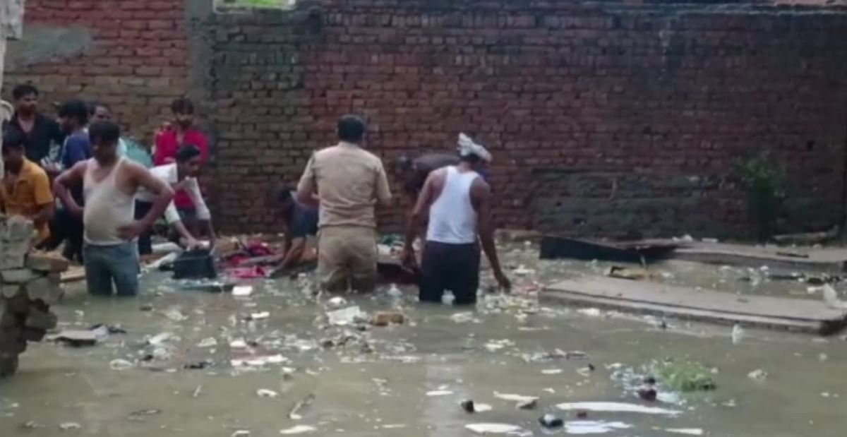 Aligarh - House collapses due to heavy rain, woman dies, two children pulled out from the debris, search for one continues