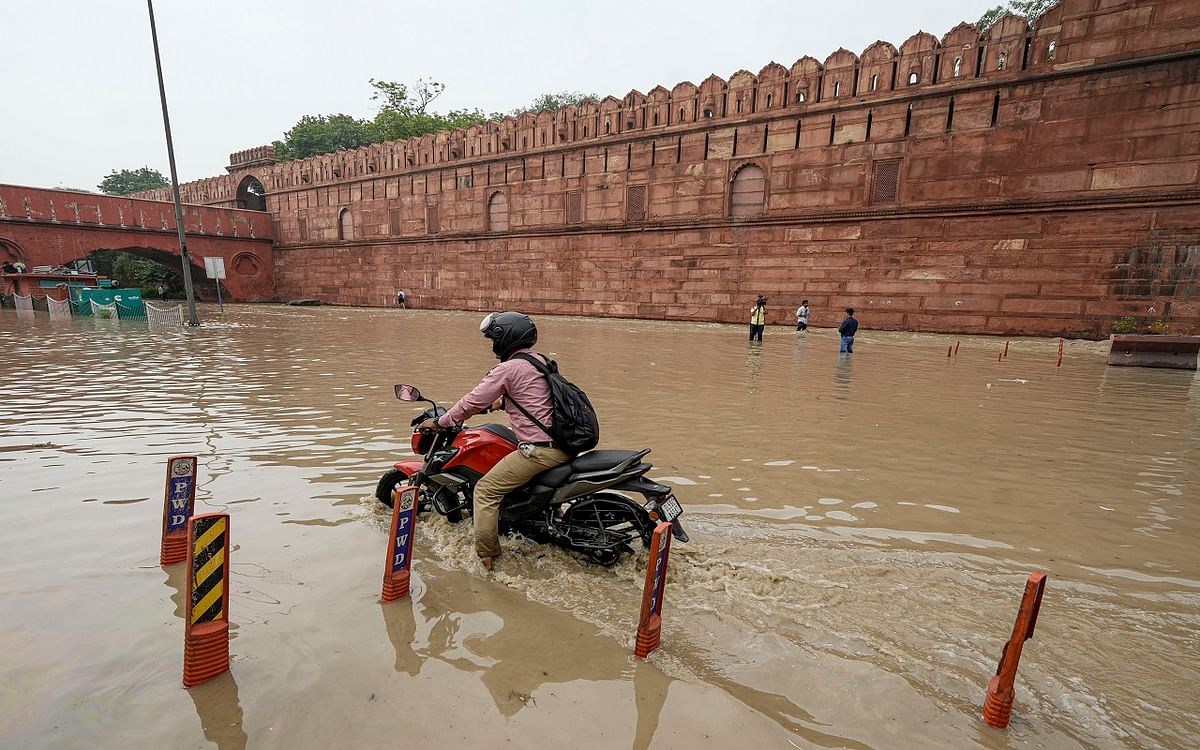 Delhi Flood: Flood water reaches Red Fort, only 250 meters away from Chief Minister's residence, see scary pictures