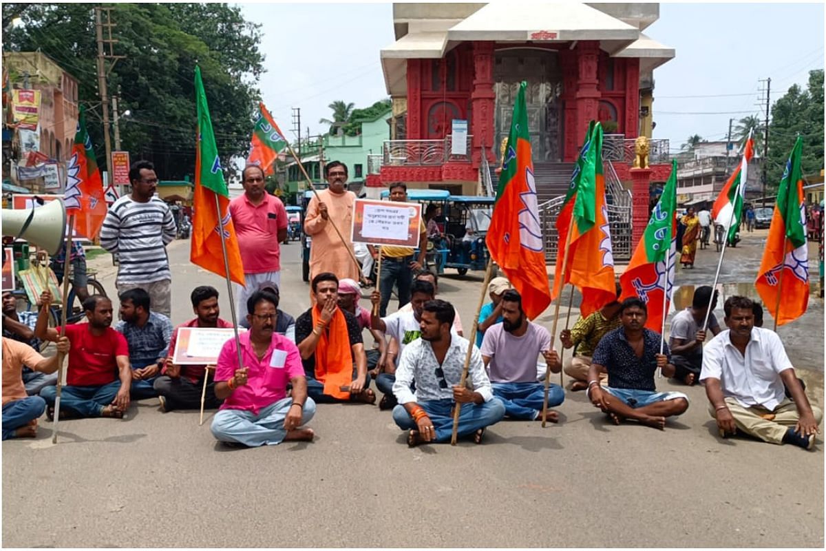 Photos: Campaign of BJP Yuva Morcha to plant paddy fodder in potholes by blocking roads against the bad condition of the road