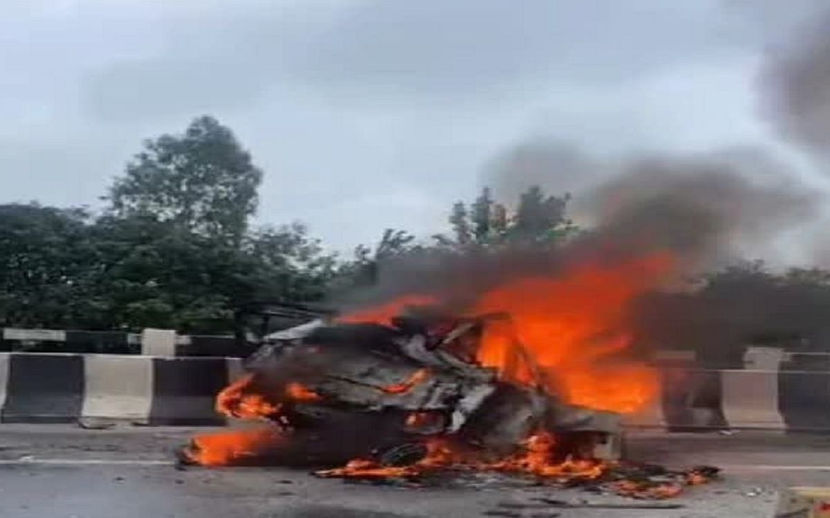 A moving car became a ball of fire due to a truck collision, four people from Haridwar returning from Noida were burnt alive, know how the accident happened