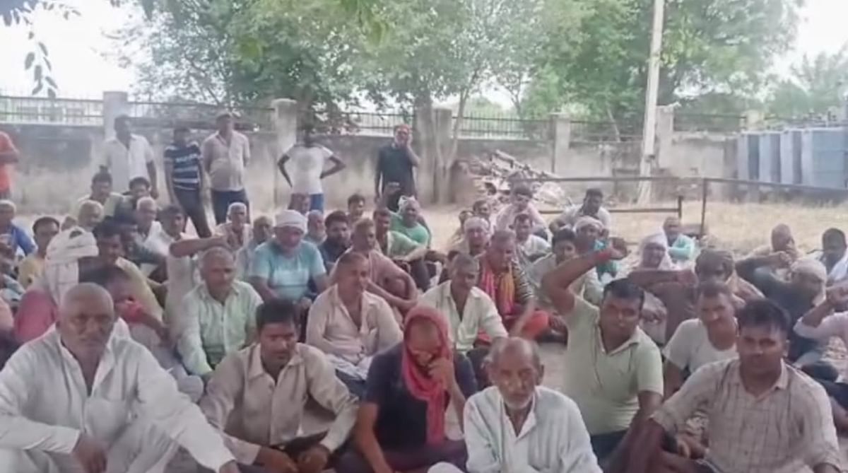 Aligarh: Angry farmers locked the power house due to power cut, people sitting on dharna in protest against the cut