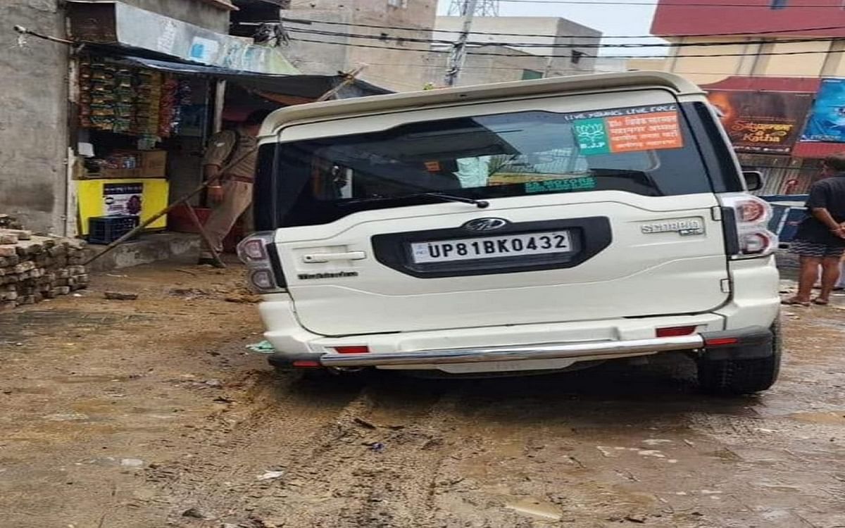 Aligarh: Smart city pole opened in rain, BJP metropolitan president's car stuck in pit, came out after 3 hours
