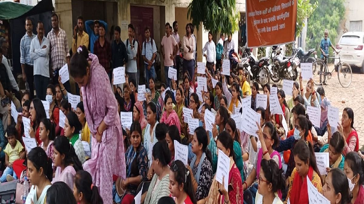 Angry teachers camped in Lucknow for not being relieved after transfer, adamant outside Shiksha Bhavan to fulfill their demand