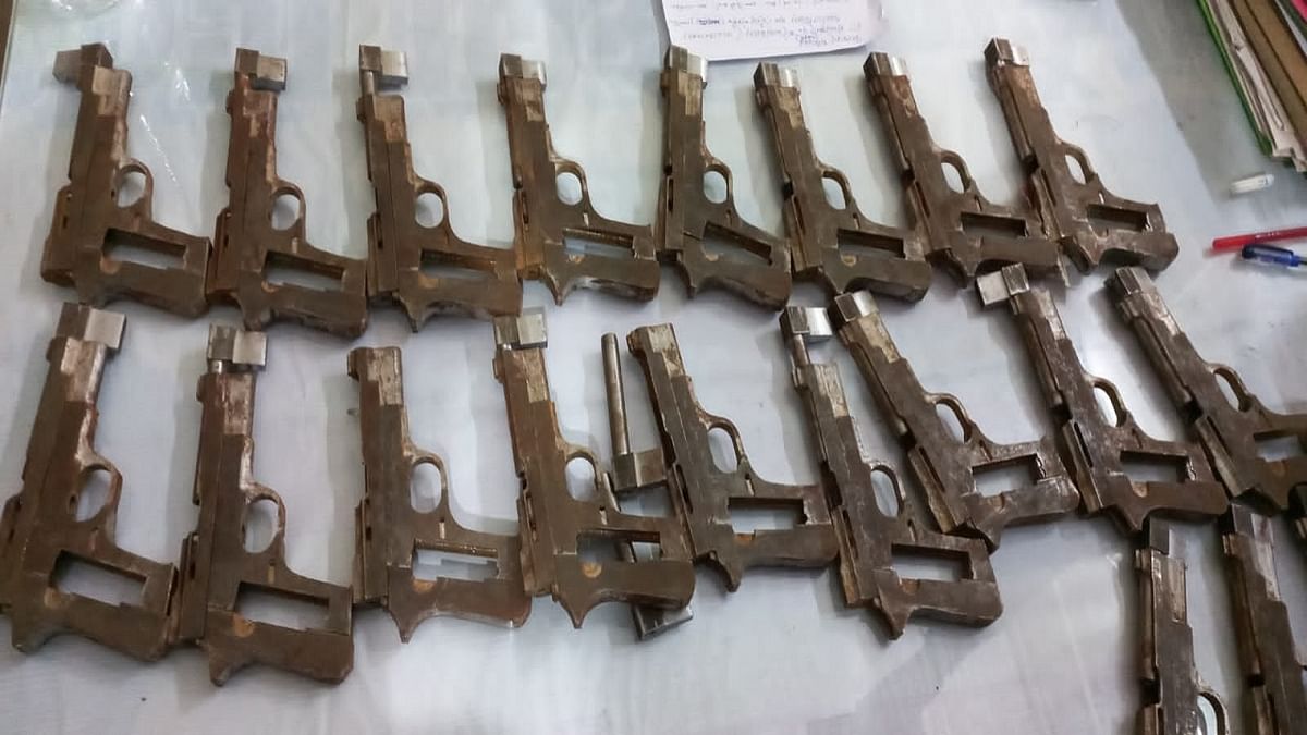 Bihar: Arms smuggled from Munger going to Gorakhpur, two arrested with 21 semi-made pistols
