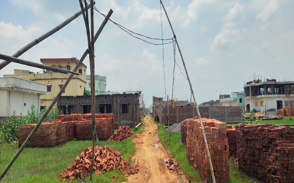Common Man Issues: Electric wire swinging like death in Loknath Nagar of Chakradharpur, problems due to lack of road