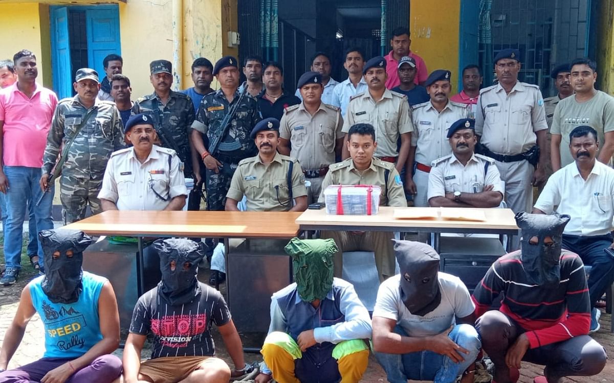 Cyber ​​fraud busted in Jamtara, five arrested with 16 lakh cash, used to call themselves officials of electricity department