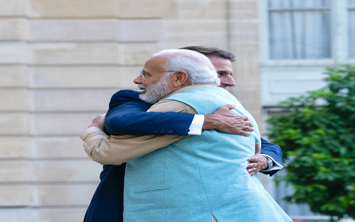 'Dear Narendra Modi you are warmly welcomed in Paris' French President said in Hindi